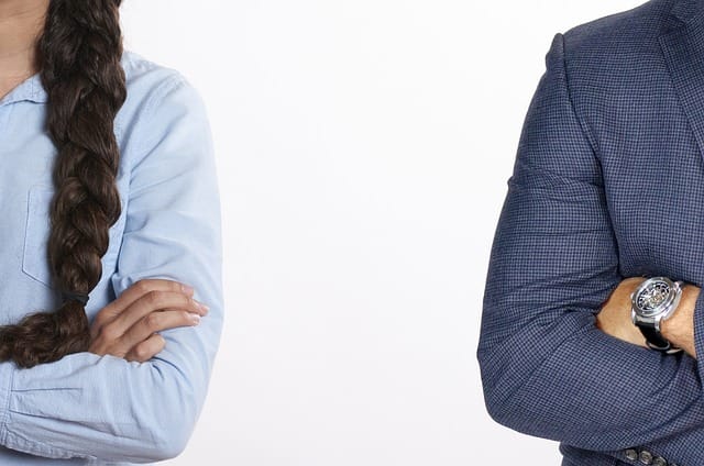Maître Gamze Nejat, avocate en divorce au Havre, conseille un couple lors d’une procédure amiable